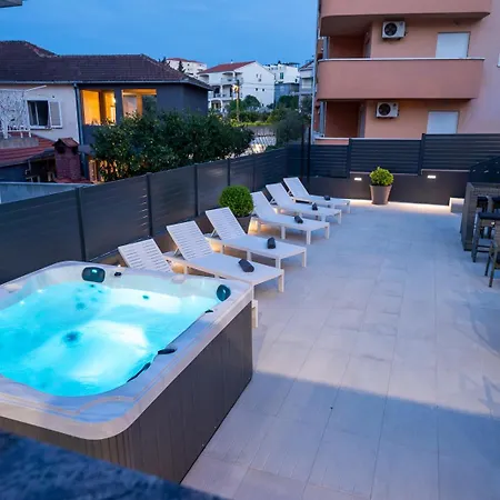 Diamond Apartment *